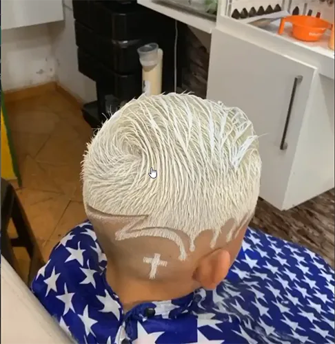 Cabelo platinado com desenho